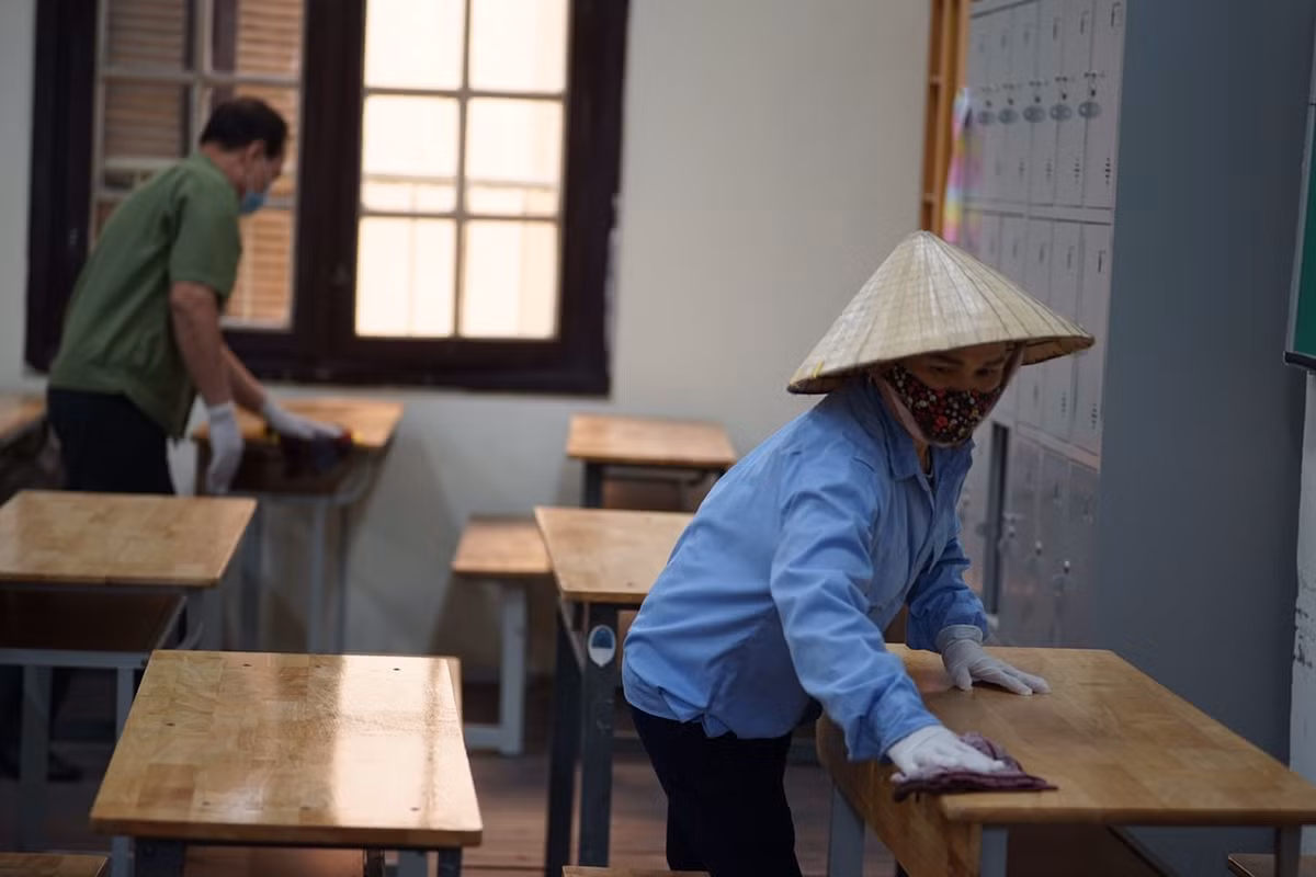 Đại diện nhà trường cho biết, sau khi học sinh đi học trực tiếp trở lại, trường sẽ tổ chức khử khuẩn hàng ngày sau mỗi buổi học để đảm bảo an toàn tuyệt đối cho học sinh.