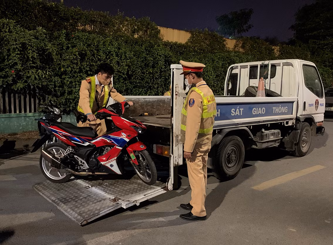 Cũng trong đêm qua, nhiều quái xế khi bị bắt đã bỏ xe ở lại, không xuất trình giấy tờ và tự ra về.