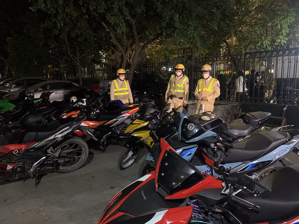 Trong tối qua đã có gần 100 phương tiện bị thu giữ cho thay đổi kết cấu xe, kiểm tra không có giấy tờ, xe phân khối lớn...