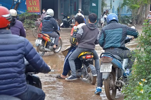 “Cứ trời mưa là nước lại ngập lênh láng không khác gì một con sông phía dưới rất nhiều ổ voi, người dân đã đào rãnh thoát nước nhưng không khắc phục nổi”, ông Trưởng cho hay.