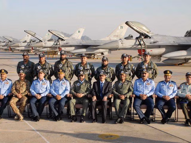 Nhiều quan chức ngoại giao cho rằng Thompson cố ý không nhắc tới cáo buộc tiêm kích F-16 Pakistan bắn hạ máy bay MiG-21 Ấn Độ, do điều này có thể trở thành bằng chứng cho thấy Islamabad vi phạm điều khoản thỏa thuận và buộc Washington khởi động quy trình trừng phạt vào thời điểm chính quyền Tổng thống Donald Trump đang tìm cách khôi phục quan hệ với đồng minh Nam Á.