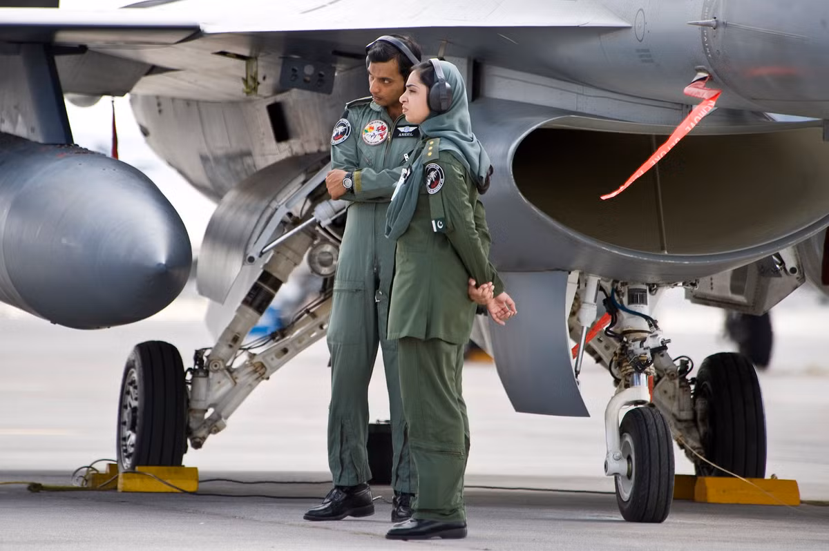 Hợp đồng mua bán F-16 giữa Washington và Islamabad đi kèm hàng loạt điều khoản hạn chế, trong đó Mỹ yêu cầu loại máy bay này chỉ được sử dụng cho mục đích "tăng cường khả năng thực hiện các chiến dịch chống khủng bố của Pakistan" và chỉ được đóng quân tại một số căn cứ nhất định.