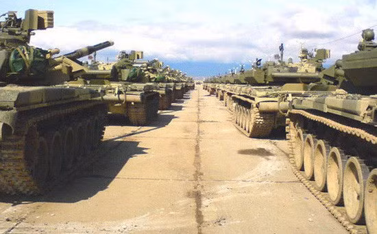 Tùy theo yêu cầu từ phía đối tác mà T-90S sẽ được lắp đặt những trang thiết bị khác nhau, năng lực chiến đấu của nó không hề thua kém, thậm chí còn có thể vượt trội cả T-90A.
