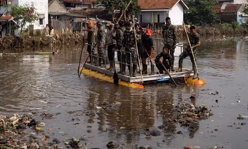 Theo Al Jazeera, 7 nghìn binh sĩ Indonesia đã được huy động để thu dọn rác thải ở sông Citarum, một trong những con sông ô nhiễm nhất thế giới hiện nay. (Nguồn ảnh: Al Jazeera)