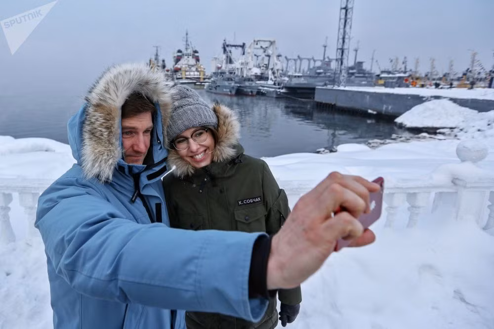 Ksenia Sobchak chụp ảnh với một nhân viên trong đội ngũ vận động tranh cử của bà trong chuyến thăm Severomorsk.