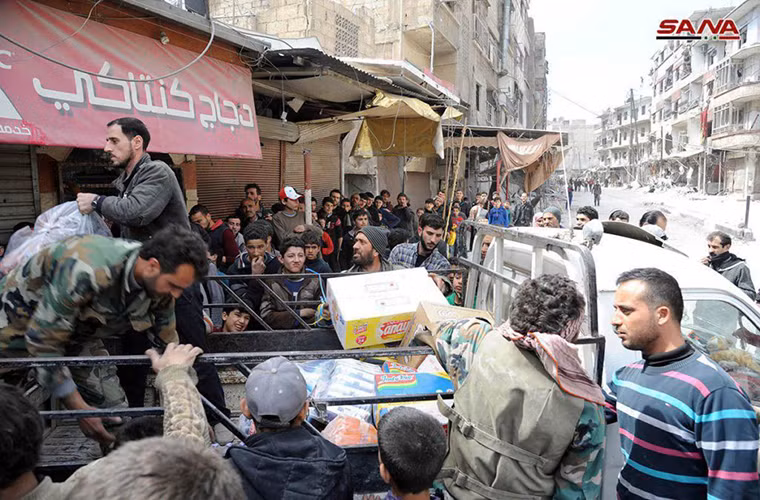Nguồn tin chiến trường cũng cho hay, các binh sĩ Syria đã tăng cường hiện diện quân sự tại hai thị trấn Sabqa và Kafr Batna vừa giải phóng và giành quyền kiểm soát thêm nhiều khu vực gần Kafr Batna. Ảnh: SF.