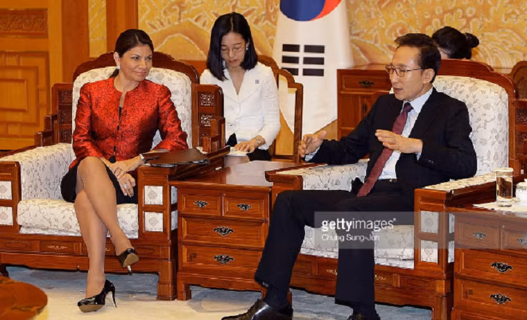 Tuổi thơ của ông Lee là những ngày tháng vất vả, khó khăn. Chính vì vậy, Lee sớm học hiểu về giá trị lao động. Từ nhỏ, cựu Tổng thống Hàn từng làm những việc như nhặt rác, bán diêm quẹt,... Khi còn là học sinh trung học cơ sở, Lee cũng chăm chỉ lao động để kiếm sống. Ảnh: Getty.