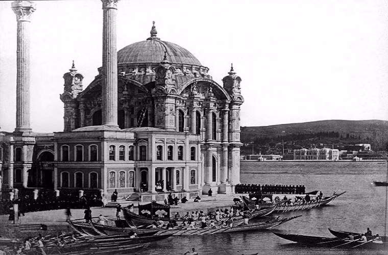 Nhà thờ Hồi giáo Ortakoy ở Istanbul, Thổ Nhĩ Kỳ.