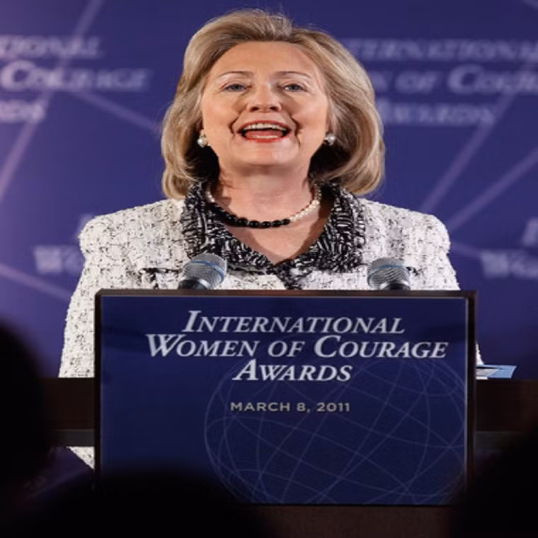 Ngoại trưởng Clinton phát biểu tại buổi lễ vinh danh “Phụ nữ can đảm” tại Bộ Ngoại giao Mỹ ở thủ đô Washington, Mỹ, ngày 8/3/2017. Ảnh: Zimbio.