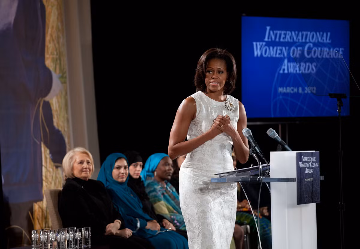 Trước đó vào năm 2012, Đệ nhất phu nhân Mỹ khi đó là bà Michelle Obama đã chủ trì buổi lễ vinh danh “Phụ nữ can đảm” nhân dịp kỷ niệm ngày Quốc tế phụ nữ 8/3. Ảnh: Nhà Trắng.
