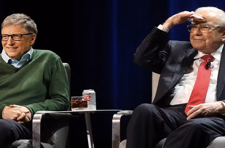 Năm 2014, tỷ phú Gates và Buffett cùng với Sheldon Adelson đã xuất bản một bài báo ủng hộ cải cách nhập cư.