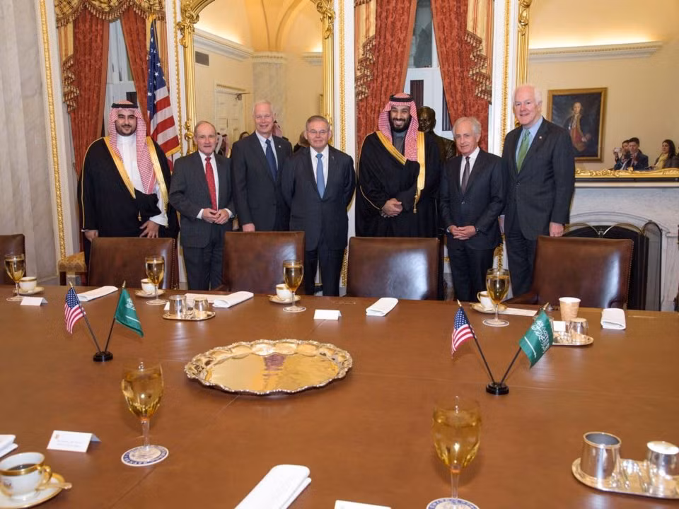 Hoàng tử Khalid (trái) và anh trai, Thái tử Ả Rập Xê Út Mohammad bin Salman, gặp gỡ các Thượng nghị sĩ Mỹ.