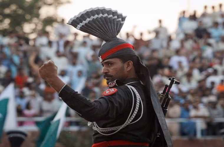 Pakistan có ngân sách quốc phòng là 7 tỷ USD, quân số 919.000, 951 máy bay cùng 2.924 xe tăng chiến đấu.
