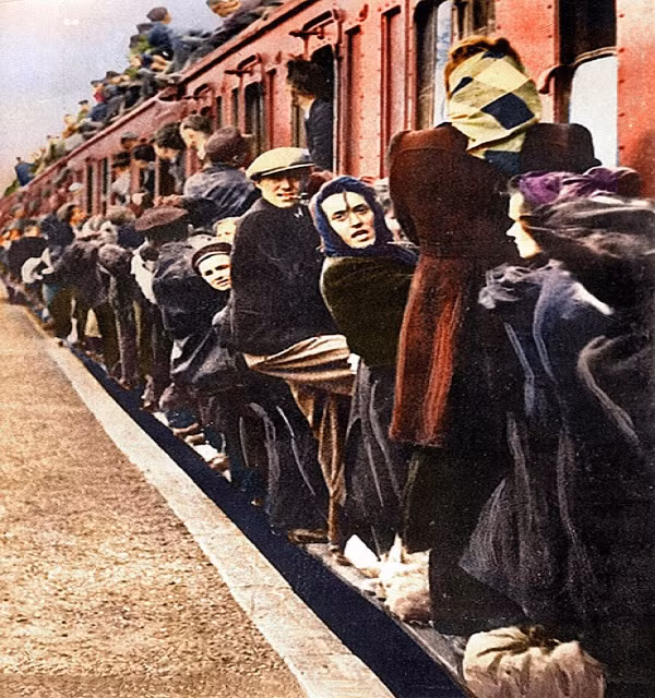 Người tị nạn chen chúc trên một chuyến tàu vào khoảng năm 1944-1945.
