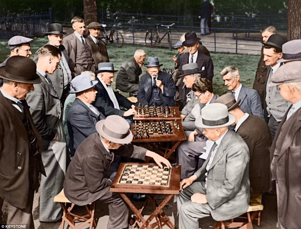Những người đàn ông chơi cờ vào khoảng năm 1920.
