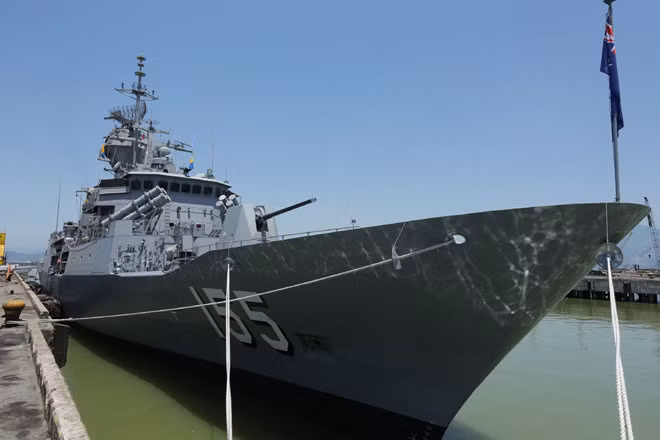 Tàu hộ vệ tên lửa lớp Anzac thường xuyên có các chuyến thăm hữu nghị đến Việt Nam, một phần trong hoạt động hợp tác quốc phòng giữa Việt Nam và Australia. Ảnh HMS Ballarat thăm cảng Tiên Sa, Đà Nẵng, Việt Nam vào tháng 6/2017. Ảnh: Đại sứ quán Australia tại Hà Nội.