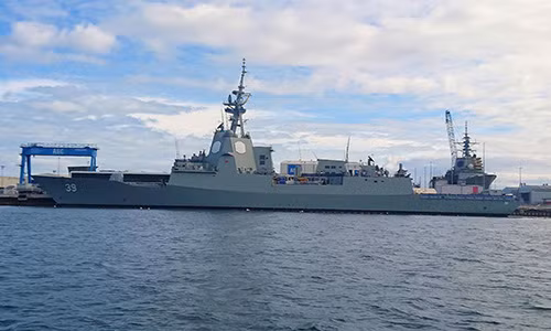 HMS Hobart: Lớp Hobart là chiến hạm Aegis mạnh nhất của Hải quân Hoàng gia Australia (RAN). Tàu có chiều dài 147 m, rộng 18,6 m, lượng choán nước tiêu chuẩn 7.000 tấn. Tàu chiến này là một trong những sản phẩm tiêu biểu cho năng lực ngành công nghiệp đóng tàu Australia. Ảnh: Jeff Head.