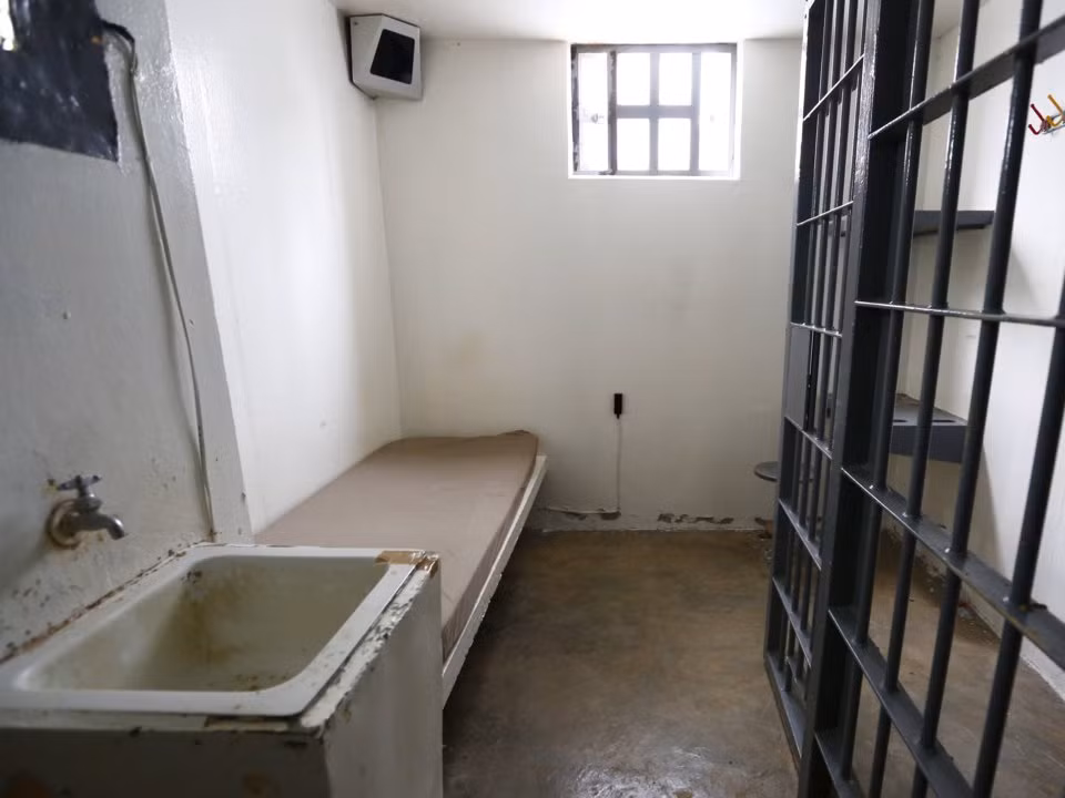 Nhà tù Penal del Altiplano ở Almoloya de Juárez được cho là nhà tù an ninh nghiêm ngặt nhất Mexico cho tới khi xảy ra vụ vượt ngục của trùm ma túy Joaquin El Chapo Guzman năm 2015.