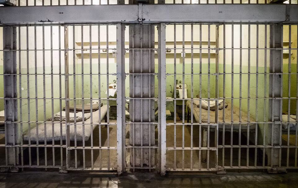 Rikers Island ở thành phố New York bị liệt vào danh sách 10 nhà tù tồi tệ nhất nước Mỹ. Nơi đây thường xảy ra các vụ ẩu đả giữa các tù nhân.