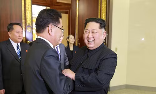 Lãnh đạo Kim chào đón một thành viên của phái đoàn Hàn Quốc đến Bình Nhưỡng hôm 5/3.