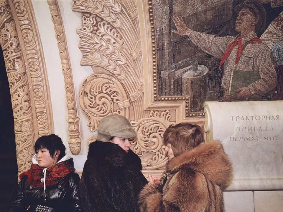 Nhiều nhà ga thuộc hệ thống tàu điện ngầm Moscow có lối đi rộng lớn và được trang trí kỳ công.
