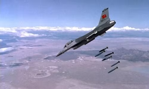 Al Masdar News dẫn báo cáo quân sự từ Aleppo cho biết, vào khoảng 0h30 sáng 2/3 (giờ địa phương), Không quân Thổ Nhĩ Kỳ đã ném bom xuống các căn cứ của Quân đội Syria đang đồn trú tại vùng Afrin, khiến ít nhất 18 binh sĩ thiệt mạng và ba người khác bị thương. Ảnh: AMN.