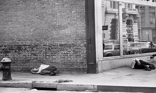 Một số người vô gia cư ngủ ngoài đường phố New York hàng chục năm về trước.
