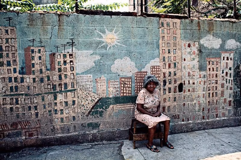 Người phụ nữ ngồi nghỉ ở khu Đông Harlem.