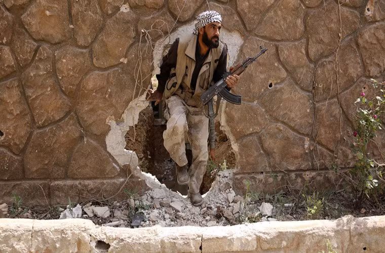 “Lý do khiến lực lượng chính phủ Damascus do dự khi tiến vào Douma là bởi vì có nhiều tù binh hiện vẫn bị giam giữ trong nhà tù của nhóm phiến quân Jaysh Al-Islam”, nguồn tin cho hay. Ảnh: AMN.