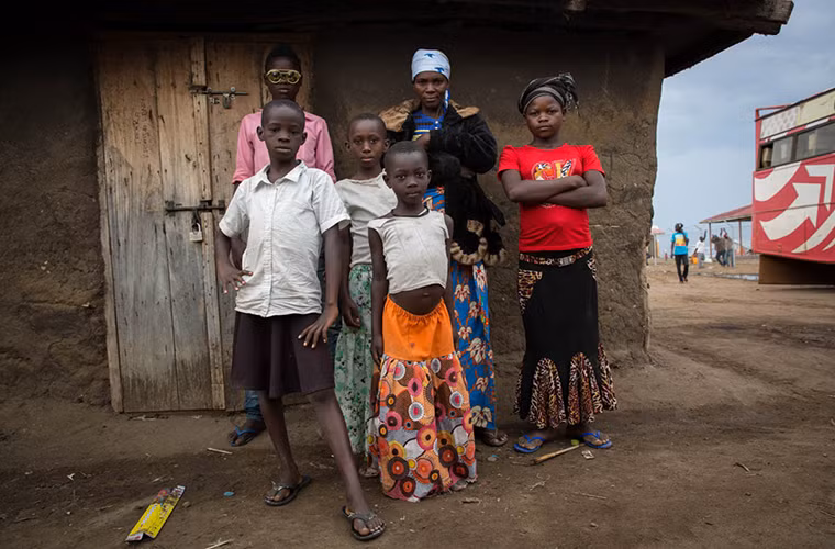 Một gia đình người Công-gô đang sống trong khu trại tị nạn ở Uganda.