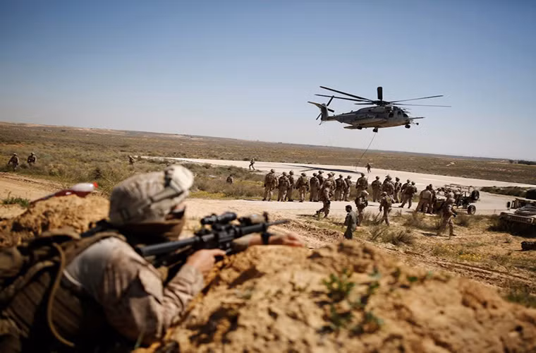 Sikorsky CH-53E Super Stallion đón và thả binh sĩ Mỹ-Israel trong cuộc tập trận.