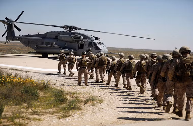 Nhiều trực thăng vận tải xuất hiện trong cuộc tập trận, trong đó có chiếc Sikorsky CH-53E Super Stallion.