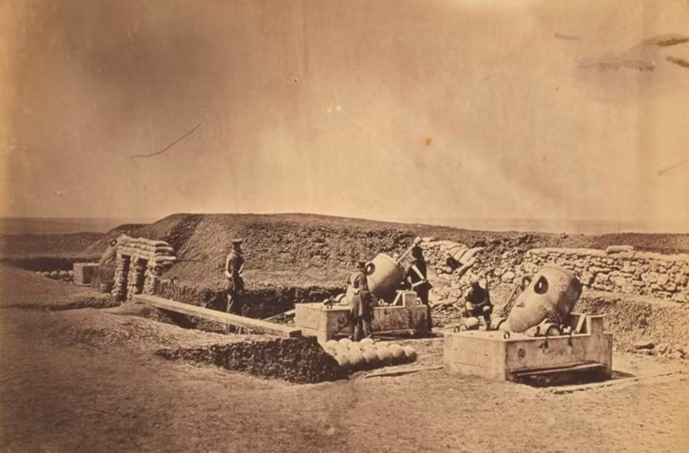 Các binh sĩ đứng giữa những khẩu đội pháo và hầm tránh bom trên chiến trường năm 1855.