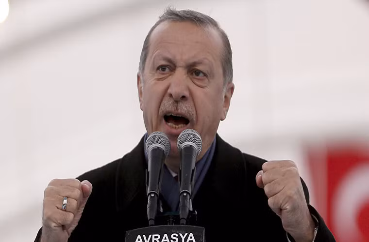 Theo South Front, ngày 5/3, Tổng thống Thổ Nhĩ Kỳ Tayyip Erdogan tuyên bố quân đội nước này đã sẵn sàng quét sạch các “phần tử khủng bố” (trong đó có Lực lượng Dân chủ Syria do Mỹ hậu thuẫn) ra khỏi thành phố Manbij. Ảnh: AP.