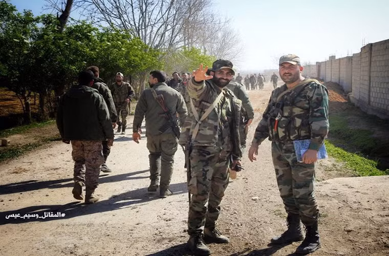 “Sau một ngày giao tranh ác liệt, lực lượng Vệ binh Cộng hòa Syria đã tái chiếm hầu hết các vùng đất nông nghiệp của Jisreen và một nửa vùng ngoại ô thị trấn này”, nguồn tin nói thêm.