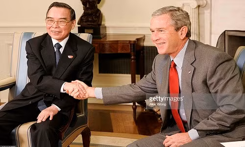 Hồi năm 2005, nguyên Thủ tướng Phan Văn Khải đã có chuyến thăm lịch sử tới Mỹ nhân dịp kỷ niệm 10 năm bình thường hóa quan hệ Việt - Mỹ. Ảnh: Thủ tướng Phan Văn Khải bắt tay Tổng thống Mỹ George W. Bush tại Nhà Trắng ngày 21/6/2005. Ảnh: Getty Images.
