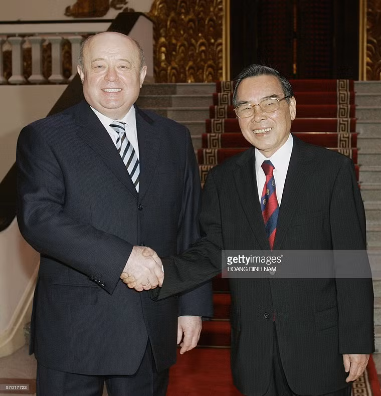 Thủ tướng Nga khi đó là ông Mikhail Fradkov (trái) bắt tay nguyên Thủ tướng Phan Văn Khải trước khi hai nhà lãnh đạo có cuộc hội đàm chính thức tại thủ đô Hà Nội, Việt Nam, ngày 16/2/2006. Ảnh: Getty Images.