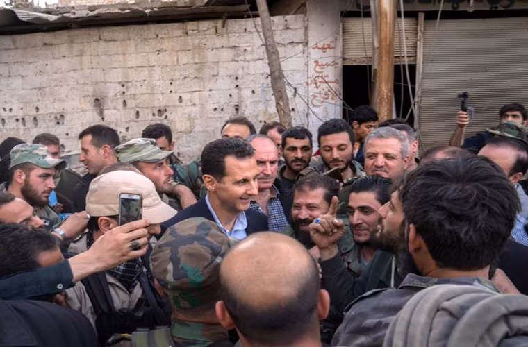 Cũng trong ngày 18/3, đích thân Tổng thống Syria Bashar al-Assad đã tới khu vực Đông Ghouta, gặp gỡ và trò chuyện với người dân cùng các binh sĩ Syria. Ảnh: SF.