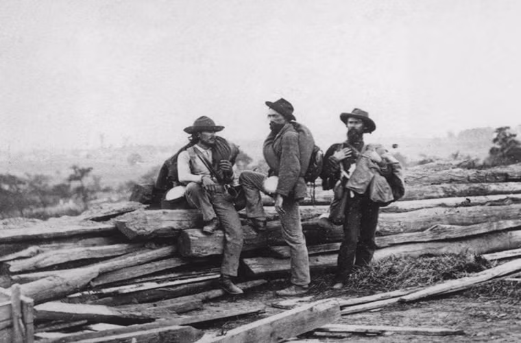 Khoảng 8.000 tù nhân thuộc quân Liên minh miền Nam bị bắt giữ sau khi trận Gettysburg kết thúc.