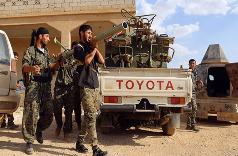 Trong diễn biến khác, tại tỉnh Aleppo, Lực lượng Dân chủ Syria (SDF) do Mỹ hậu thuẫn đã điều động thêm lực lượng và trang thiết bị quân sự tới thị trấn chiến lược Manbij trong bối cảnh Thổ Nhĩ Kỳ có thể sắp mở chiến dịch quân sự nhằm vào người Kurd tại thị trấn này. Ảnh: FNA.