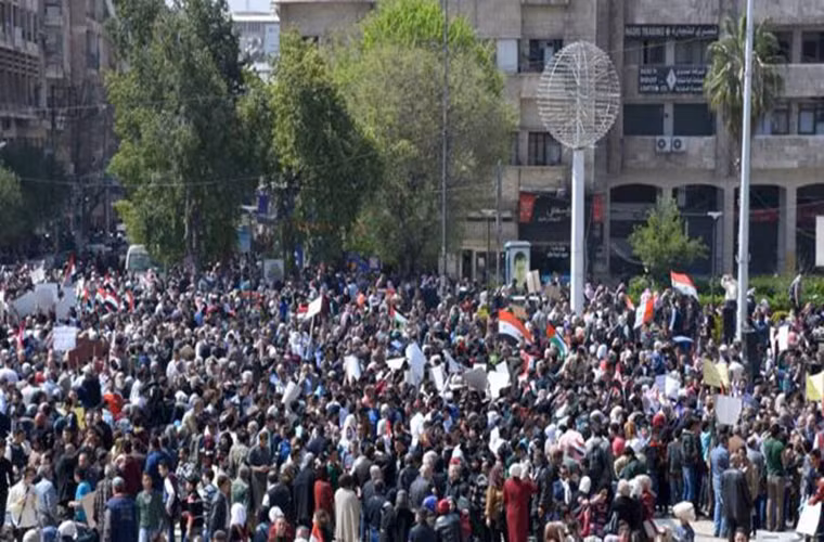 Trong khi đó, biểu tình đã diễn ra tại thành phố Aleppo hôm 27/3 khi người dân đổ xuống đường phố tuần hành nhằm phản đối chiến dịch quân sự của Thổ Nhĩ Kỳ tại vùng Afrin cũng như sự can thiệp của Mỹ tại Syria. Ảnh: AMN.