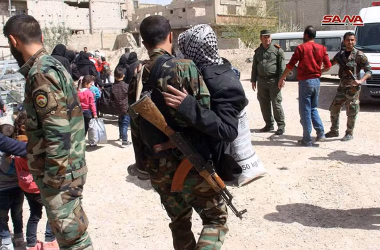 Ở diễn biến khác trên chiến trường Đông Ghouta, Bộ Quốc phòng Nga ngày 28/3 thông báo hơn 128.000 dân thường đã rời khỏi Đông Ghouta thông qua các hành lang nhân đạo. Ảnh: AMN.