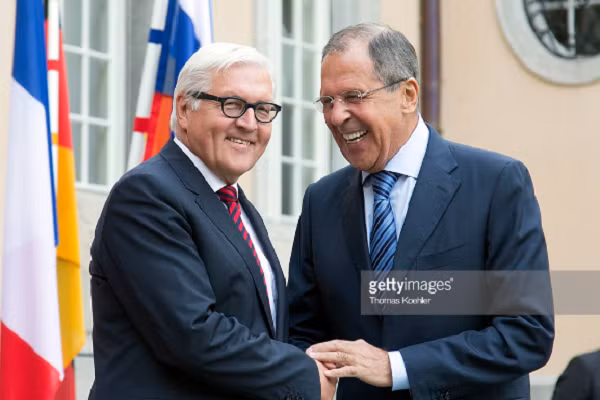 Ngoại trưởng Đức Frank-Walter Steinmeier (trái) chào đón người đồng cấp Nga Sergei Lavrov trước khi bước vào cuộc hội đàm cùng với Ngoại trưởng Pháp Laurent Fabius và Ngoại trưởng Ukraine Pavlo Klimkin tại Bertin (Đức) để thảo luận về cuộc xung đột diễn ra ở khu vực Đông Ukraine ngày 17/8/2014. Ảnh: Getty.