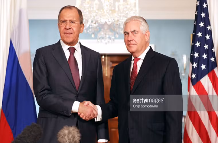 Ngoại trưởng Lavrov (trái) bắt tay người đồng cấp Mỹ Rex Tillerson trước khi bước vào hội đàm tại trụ sở Bộ Ngoại giao Mỹ ở thủ đô Washington ngày 10/5/2017. Ảnh: Getty Images.