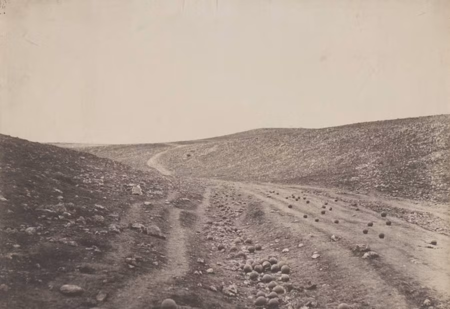 Đạn đại bác rải rác khắp một con đường ở Savastopol ngày 23/4/1855.