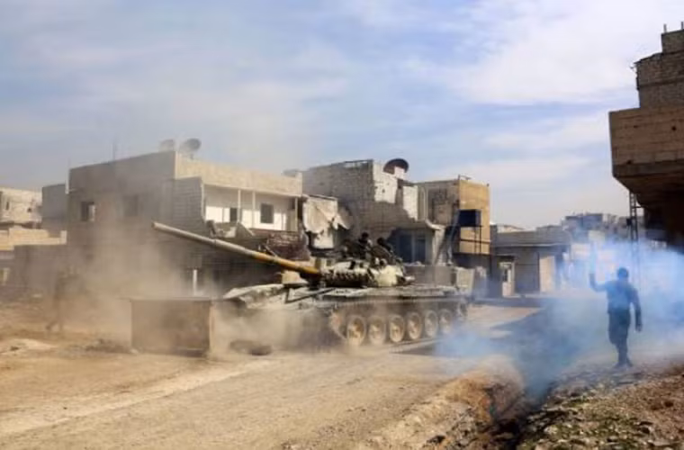 Theo thông tin mới nhất của Al Masdar News, những chiếc xe buýt đầu tiên đã tới Đông Ghouta sáng ngày 22/3 để chở hơn 1.500 tay súng phiến quân và 6.000 thành viên gia đình của họ tới Idlib. Ảnh: FNA.