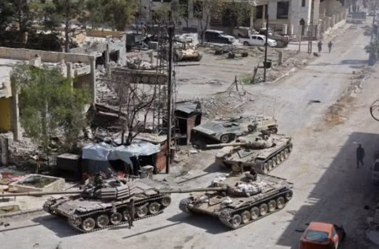 Còn tại Deir Ezzor, phiến quân IS được cho là sẵn sàng mở cuộc tấn công nhằm vào lực lượng chính phủ Syria ở phía đông tỉnh sau khi Lực lượng Dân chủ Syria (SDF) do Mỹ hậu thuẫn tuyên bố ngừng các cuộc tấn công nhằm vào nhóm khủng bố này. Ảnh: FNA.