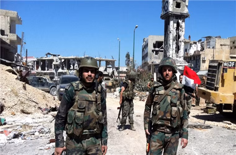 “Quân đội Syria đã triển khai hàng chục binh sĩ và trang thiết bị quân sự tới ngôi làng Nobl và al-Zahra gần Tal Rafa’at phía nam Afrin. Được biết, lực lượng Thổ Nhĩ Kỳ và đồng minh đã mở mặt trấn mới nhằm vào người Kurd ở phía nam thị trấn này”, nguồn tin chiến trường cho hay. Ảnh: FNA.