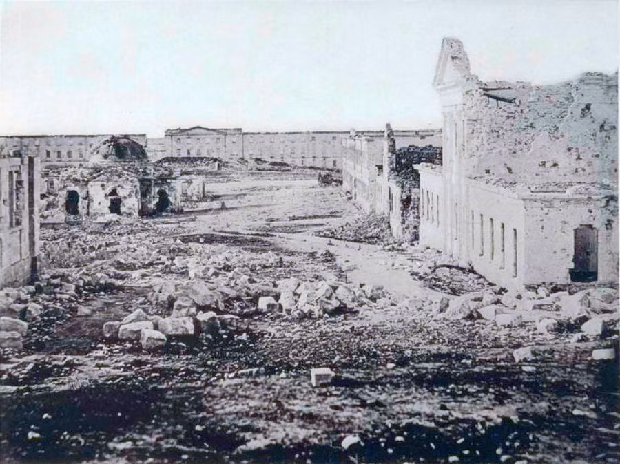 Một doanh trại của Đế quốc Nga chỉ còn là đống đổ nát sau cuộc chiến năm 1856.