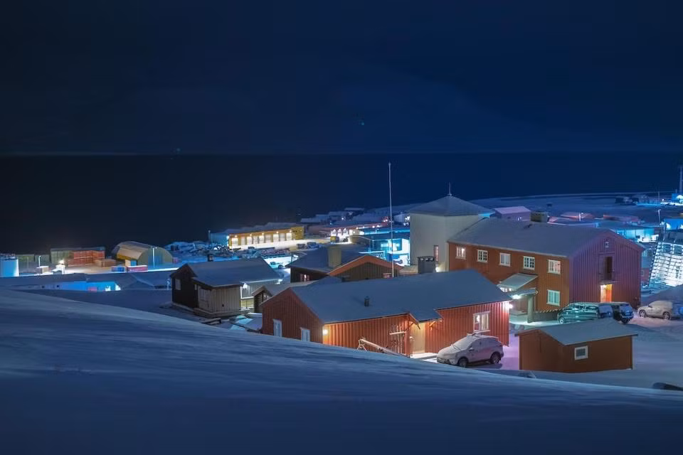 Người dân trong thị trấn nhỏ Longyearbyen tận hưởng cuộc sống yên bình dường như “cắt đứt” mối liên hệ với thế giới bên ngoài.